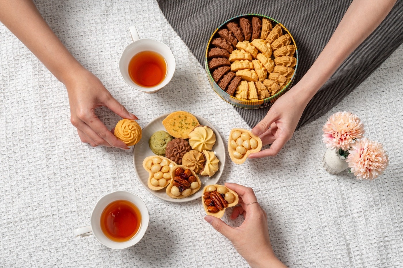 送長輩時,重點放在好分享。長輩常常不是自己吃完,而是拿出來給家人、鄰居或來訪親戚一起吃。