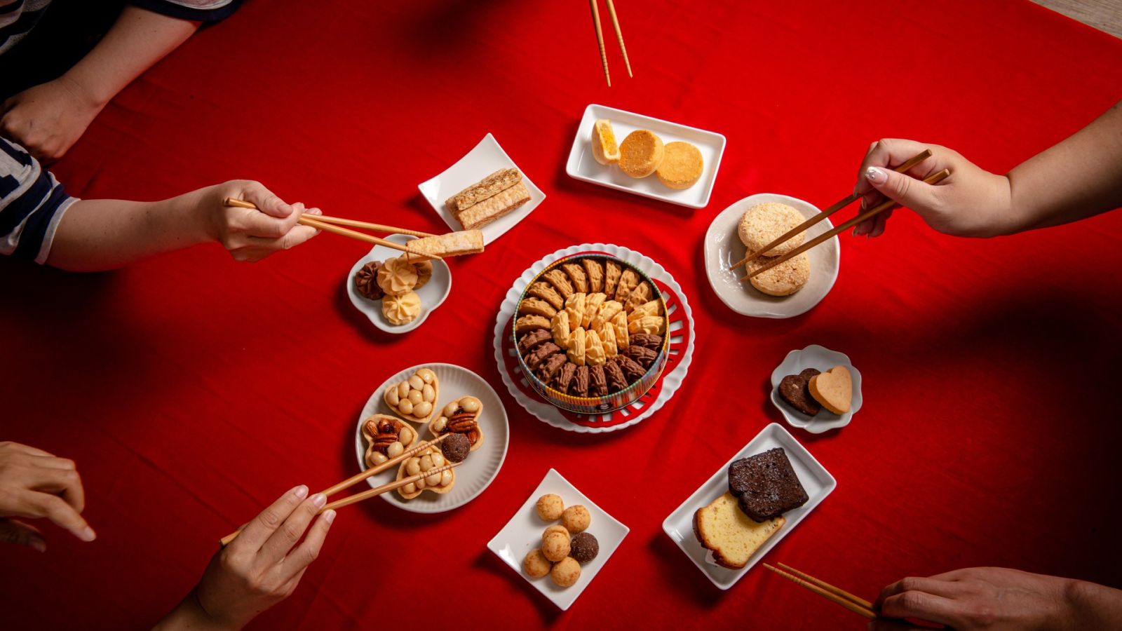 多款曲奇、全台唯一愛心堅果塔與酥點在桌上一起分享，收禮者可以依自己的口味拿取；企業好禮真正留下的印象，仍來自大家吃過後願不願意再拿一塊。