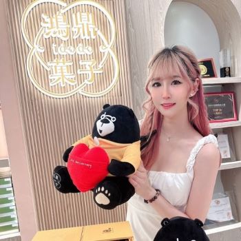 恭喜鴻鼎菓子南屯夢想店盛大落成啦！鴻鼎堅守無化學添加打造真材實料的美味甜點
還獲網路溫度計2024票選全台曲奇餅乾冠軍，我最喜歡台灣黑熊國民曲奇餅乾，口味多達10幾種!! 每口入口即化幸福感十足，2024獲網路溫度計統計為全台聲量第一的曲奇!!
還有鴻鼎的愛心形狀堅果塔，嚴選NP等級堅果－夏威夷果仁、杏仁、胡桃，再淋上北美楓糖整顆晶瑩剔透甜而不膩(´▽｀)