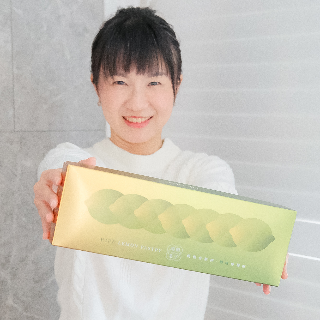 鴻鼎菓子這次推出的是熟成檸檬酥，品嚐起來真的是清爽酸甜的那種天然檸檬味，鴻鼎菓子的檸檬酥是口味偏酸的那種，對各種檸檬製成的食物毫無抗拒的我根本超對味，搭配細緻綿密的餅皮很難不一口接著一口，這時候再來杯茶就更棒了