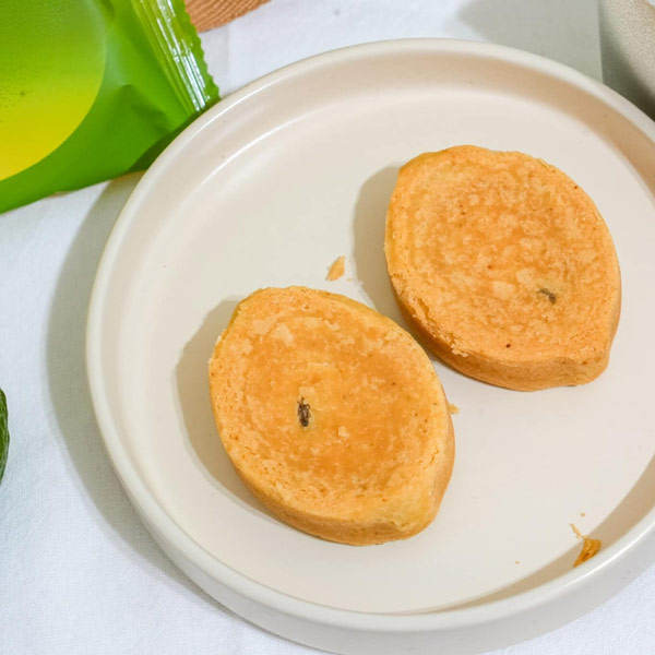 2024年新年送禮的最佳選擇！來自台中的「鴻鼎菓子」堅持全製程無化學添加，以其曲奇餅和愛心堅果塔聞名當地。最新力作，全台第一顆「熟成檸檬酥」，將鳳凰酥的中式餅皮進行了減糖減油的改良，使其更輕盈、更酥鬆！獨特之處在於將青檸融入餡料，呈現出天然酸甜交融的層次分明口感。這款令人矚目的熟成檸檬酥，絕對是為您的味蕾帶來一場全新新年饗宴的絕佳選擇。