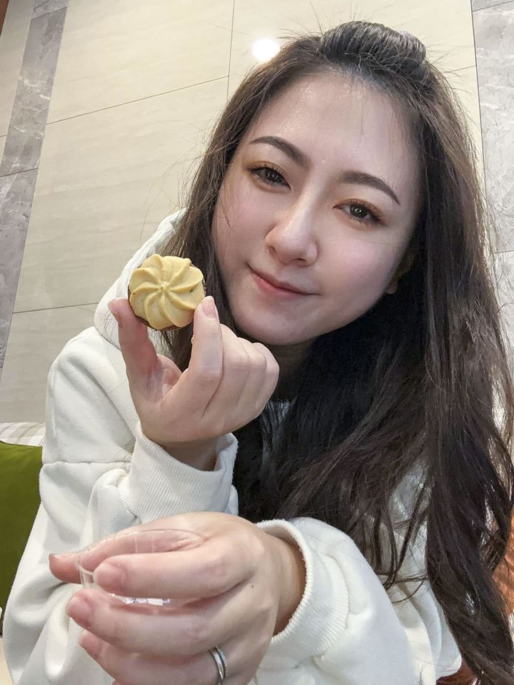 \曲奇控.巧克力控看過來🍪/有包心的曲奇餅有吃過嗎？
曲奇控一定知道的-鴻鼎菓子曲奇包心形式是鴻鼎菓子才有的獨家專利技術，搭配上、下兩種不同風味的曲奇包裹，口味更豐富～包心巧克力是72%黑巧克力，苦甜苦甜，吃起來是很有質感的味道，巧克力控絕對會愛上😌
送禮自用兩相宜(會附可愛小提袋)