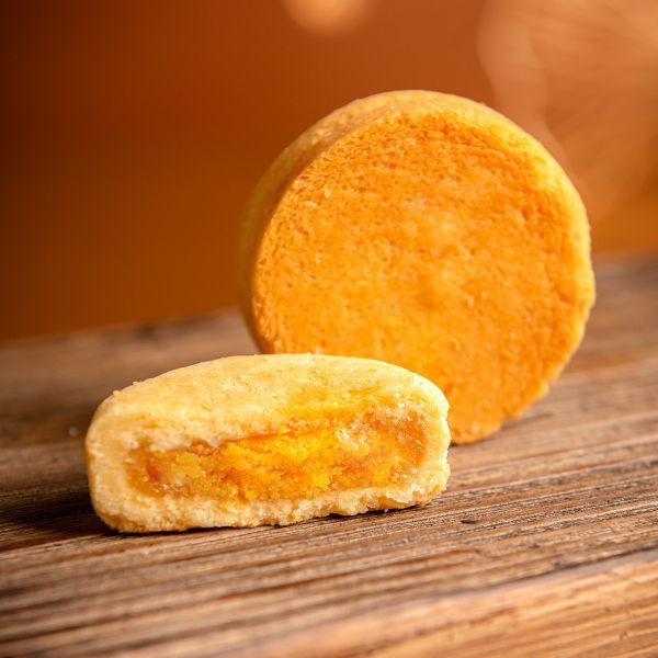 鴻鼎菓子除了「曲奇餅」，還有「鳳凰酥」也很熱賣，低卡雙餡鳳凰酥表皮酥香、改良傳統鳳凰酥外型獨特圓滿、輕巧好入口,金黃鹹鴨蛋搭配鳳梨冬瓜醬,「凰」金配比的濃郁滋味,鹹酸甜交織彷彿在嘴中漫舞。