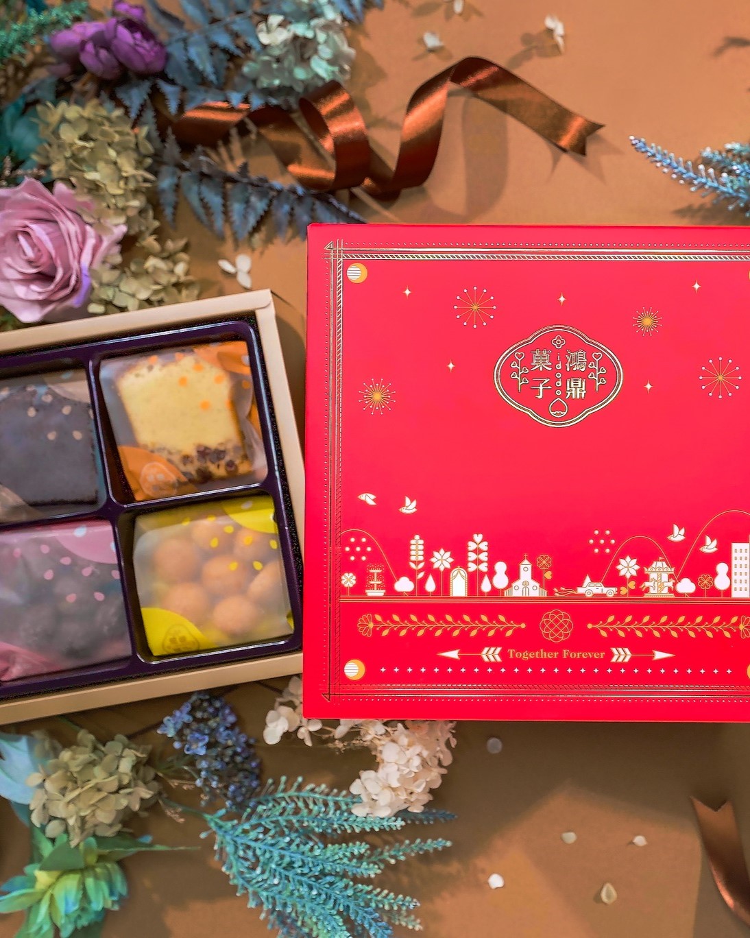 純粹又樸實的美味，讓 鴻鼎菓子-嚴選伴手禮 榮獲2021.2022 A.A. Taste Awards全球絕佳風味純粹評鑑3星殊榮與、iTQi 頂級美味獎...等榮譽，是讓人忍不住日常也想嘗一口的美好點心。
◾想預約試吃➛ https://bit.ly/3Eyh8FV
◾更多禮盒款式推薦➛ https://bit.ly/3L2RN9M
.
.
◾全台熱門喜餅推薦指南➛ https://bit.ly/37E2DV3