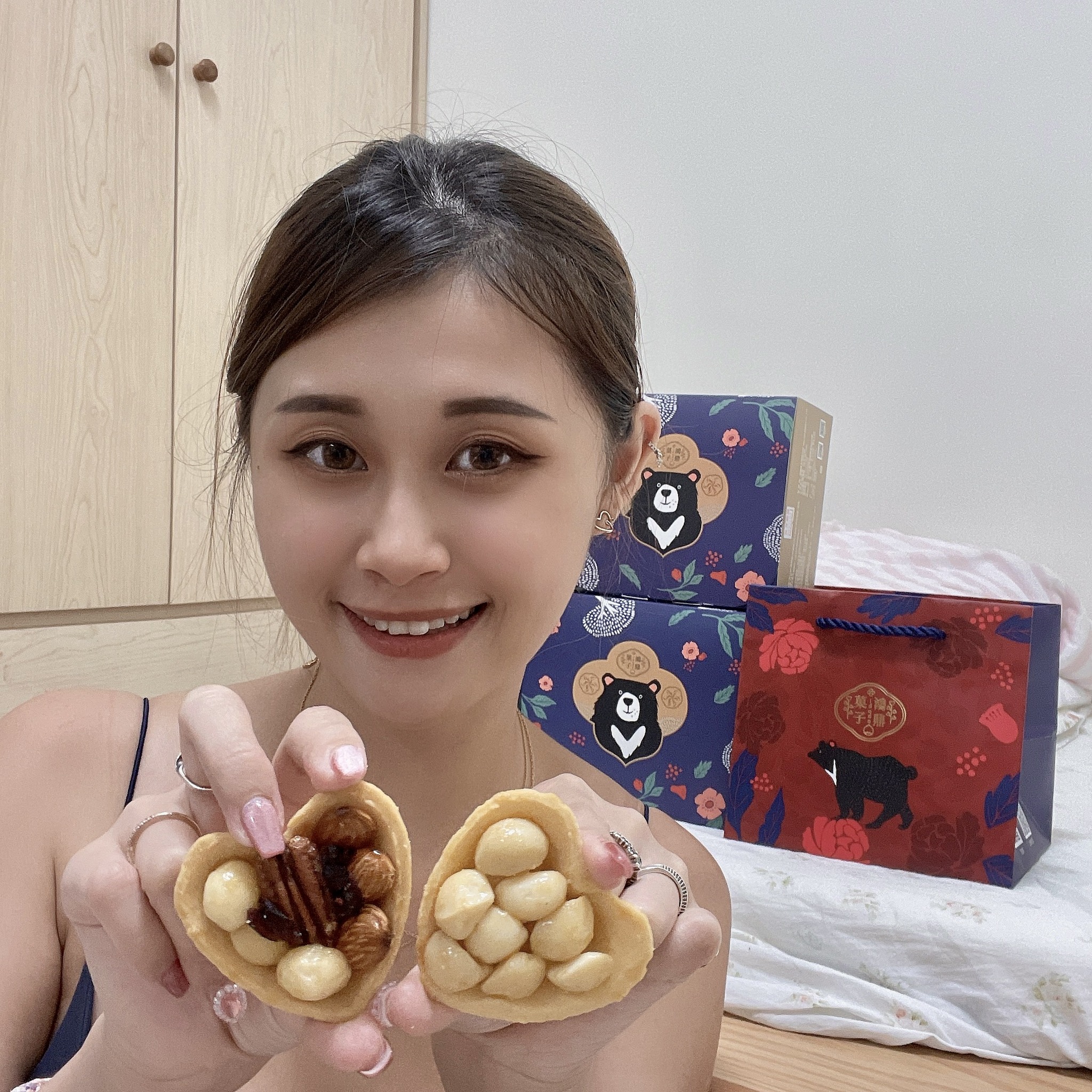 為什麼會選#愛心堅果塔 呢？
除了我本身很愛吃堅果之外～
就是它的可愛外型了！！
❤️這愛心真的是非常少女心～
（超級適合我這種少女的！）
送禮自吃兩相宜欸～
😋我這次帶回家了兩款堅果塔
一個是#綜合堅果塔
一口就可以吃到夏威夷豆、胡桃、杏仁果三種營養堅果！
愛吃堅果的夥伴也不需要買很多～
這樣一個小塔就能滿足三種心願！