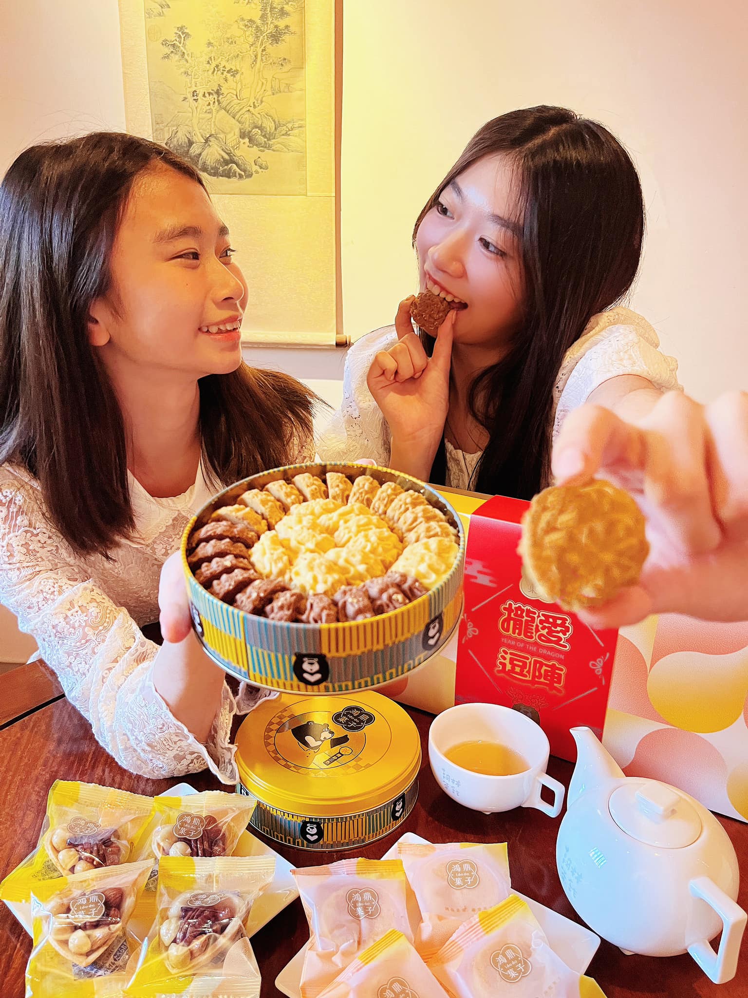 天啊‼️時間過得好快😳又到了年節送禮的季節了!!🎁
各位大大是不是還在燒腦龍年送禮要送什麼呢⁉️
因為媽咪的嘴特別挑，只讓我們吃食材天然且無添加物的糕點。因為是你 ‧ 鴻鼎菓子的【攏愛逗陣 純粹鴻儀】禮盒，成了媽咪今年送禮首選的伴手禮。🎁🎁