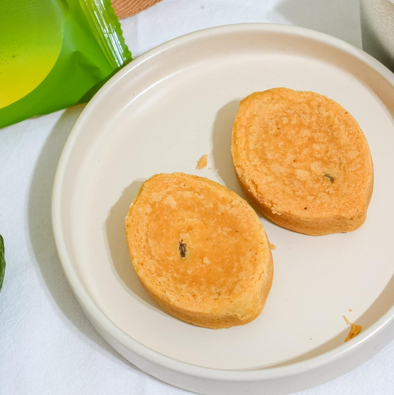 2024年新年送禮的最佳選擇！來自台中的「鴻鼎菓子」以天然無添加為製作核心，以其曲奇餅和愛心堅果塔聞名當地。最新力作，全台第一顆「熟成檸檬酥」，將鳳凰酥的中式餅皮進行了減糖減油的改良，使其更輕盈、更酥鬆！獨特之處在於將青檸融入餡料，呈現出天然酸甜交融的層次分明口感。這款令人矚目的熟成檸檬酥，絕對是為您的味蕾帶來一場全新新年饗宴的絕佳選擇。